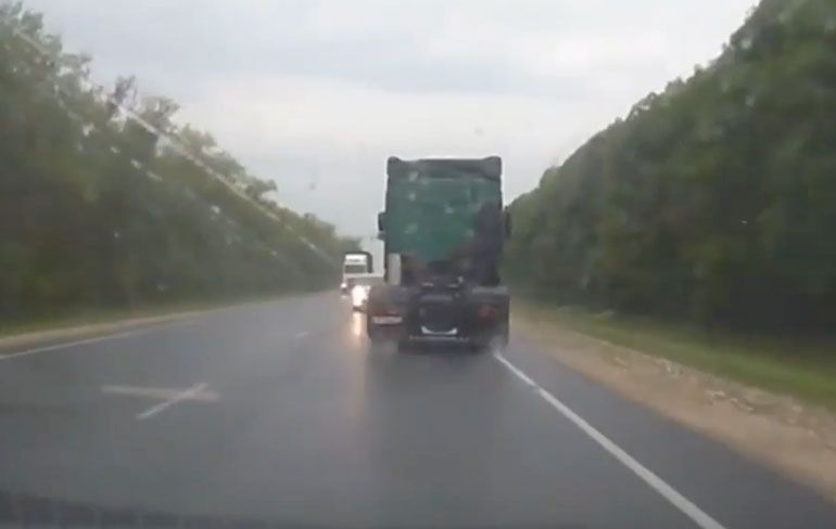 Auto klapt vol op vrachtwagen in Kuznetsk