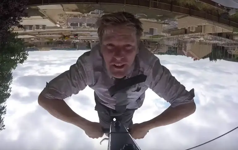 Colin Furze en zijn gemotoriseerde 360 graden schommel