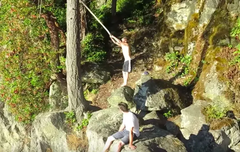 Niet zo fijne landing voor rope swing dude