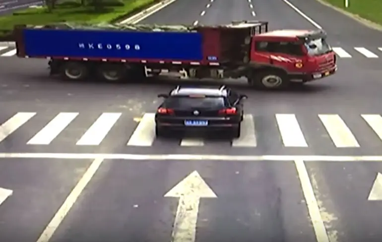 Chinees kijkt iets te lang op zijn navigatiesysteem