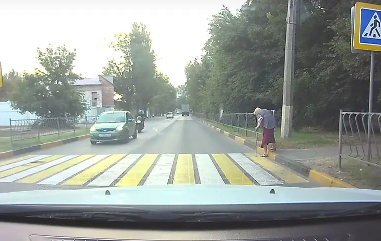 Auto stop voor zebrapad, motor niet