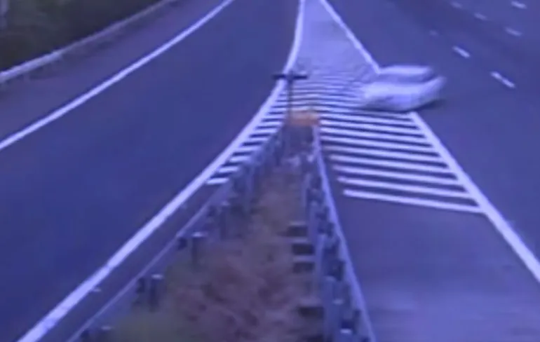 Chinese stuntchauffeur en 2 passagiers komen met de schrik vrij