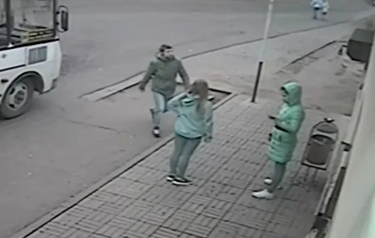 Beuk ontvangen tijdens wachten op de bus in Borovsk