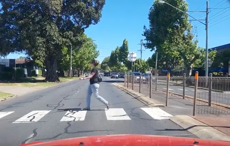 Jongedame komt goed weg nadat idioot zebrapad over het hoofd ziet