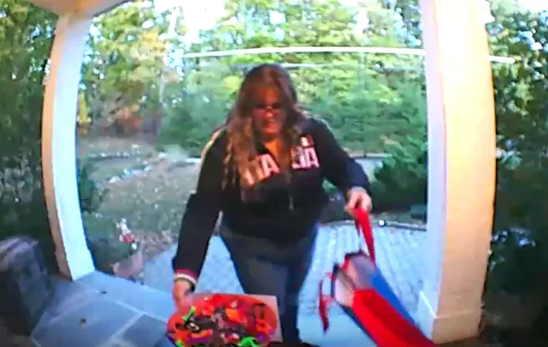 Zeug kan zich niet beheersen en jat al het Halloween snoep