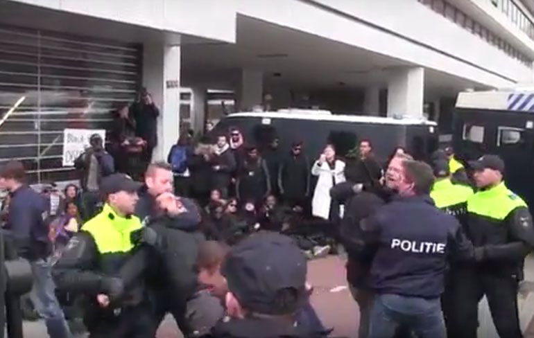 Politie Rotterdam pakt Zwarte Piet demonstranten aan