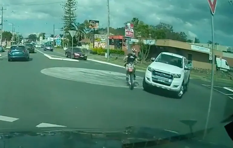 Anders laat je jezelf even om tikken op een rotonde