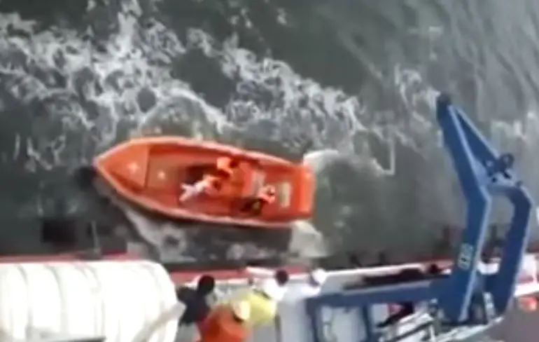 Vast niet de beste manier om een reddingsboot in te zetten