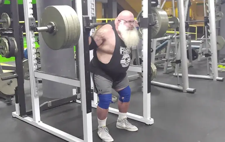 Kerstman doet het met 225 kilo op de schouders