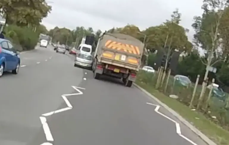 Oudere dame krijgt knuffel van vrachtwagenchauffeur na kusje