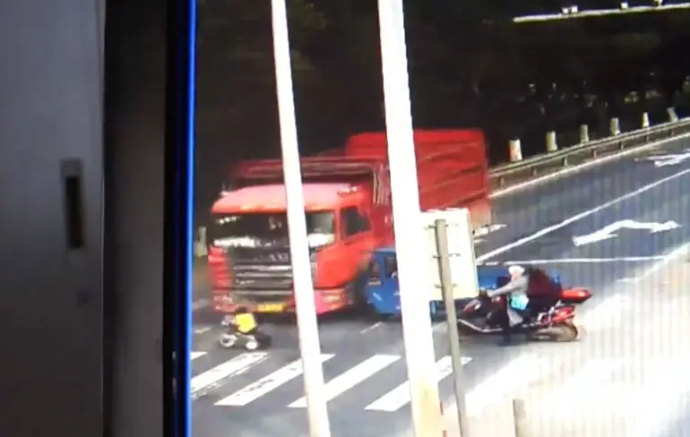 3-jarige mannetje kan klapper met vrachtwagen na vertellen