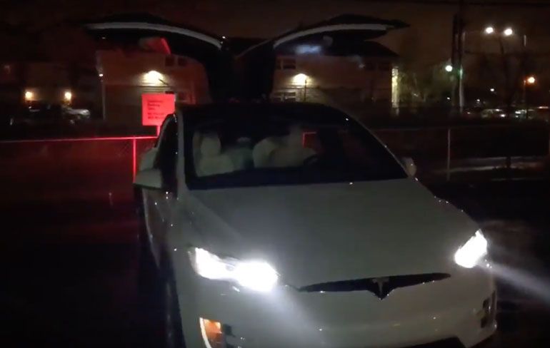 Easter Egg in Model X van Tesla maakt showtje van Kerstmis