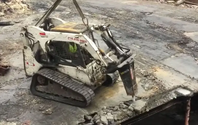Slopen met een Bobcat en kraan