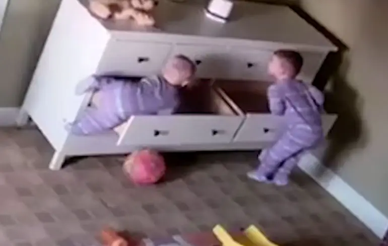 Ozzy Man voorziet de tweeling en de gevallen kast van commentaar