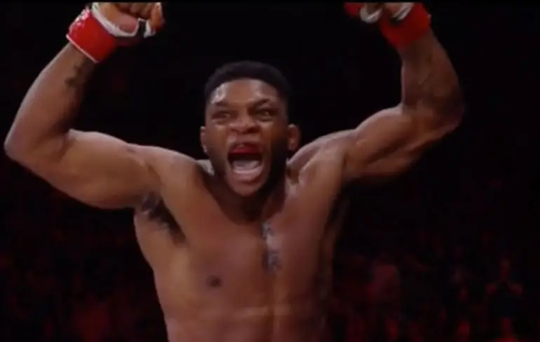MMA vechter Paul Daley laat zijn tegenstander weten wie de baas is