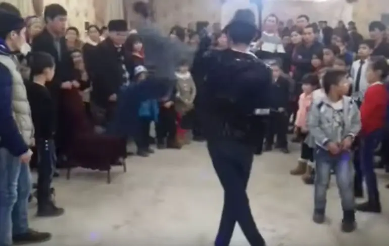 Danser en amateur stuntman doen Smooth Criminal act
