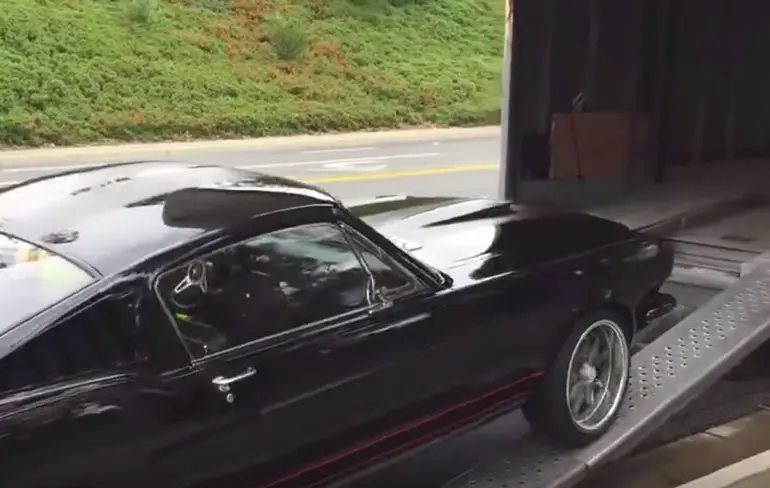 Even je Ford Mustang uit 1965 in een trailer rijden...