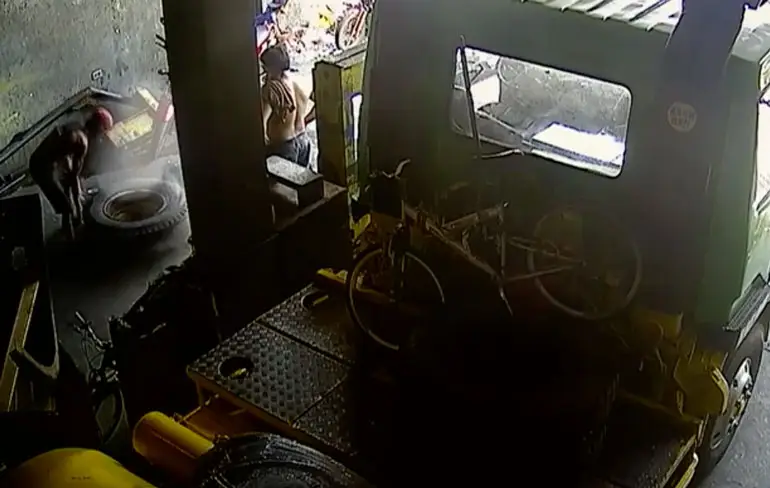 Een snoeiharde uppercut van een vrachtwagenband