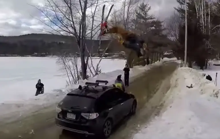 Bier drinken tijdens backflip op skies