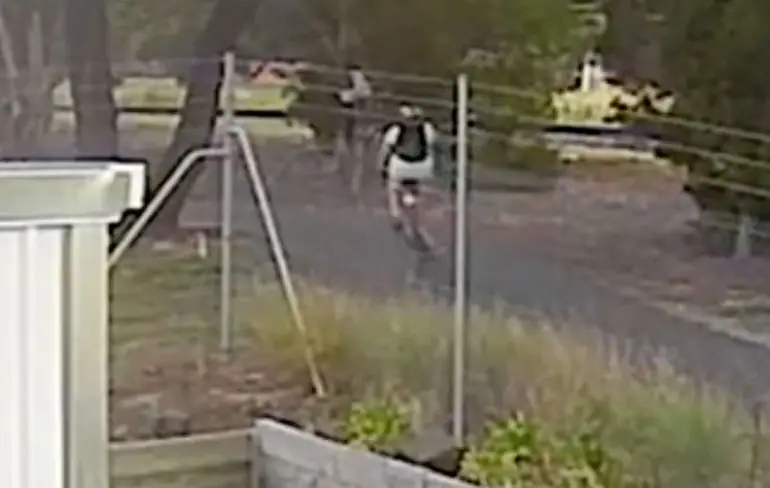 Australische fietser mag blij zijn met engeltje op zijn schouder