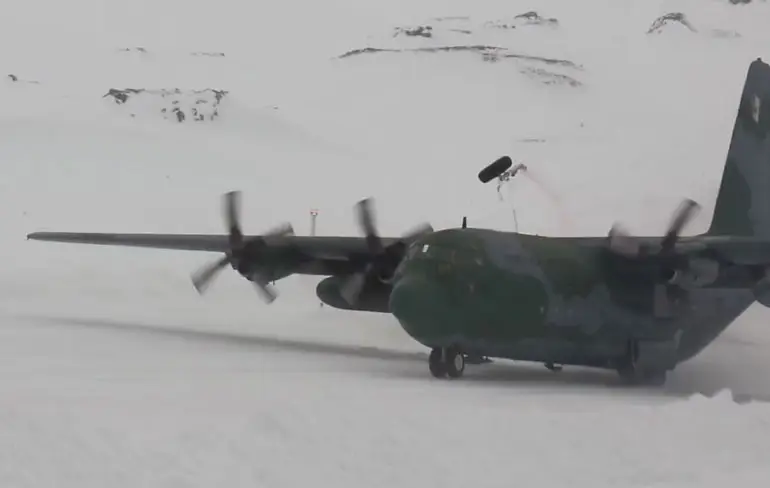Hercules C130 maakt niet al te beste landing in sneeuw