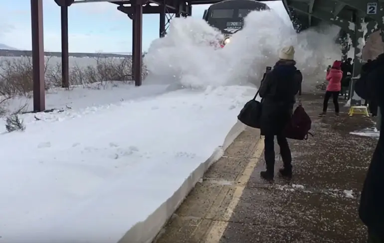 Amtrak trein totaal niet onder de indruk van beetje sneeuw