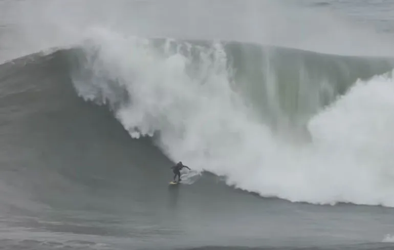De pro’s laten zien wat ze kunnen op de mega golven van Nazaré