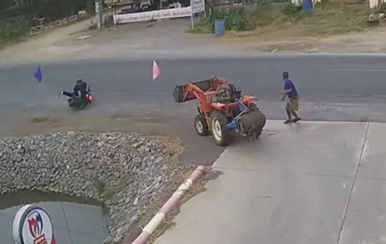 Vallende motorrijder tikt slipper van getuige af