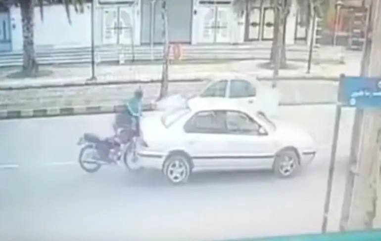Motorrijder kiest na salto toch voor auto