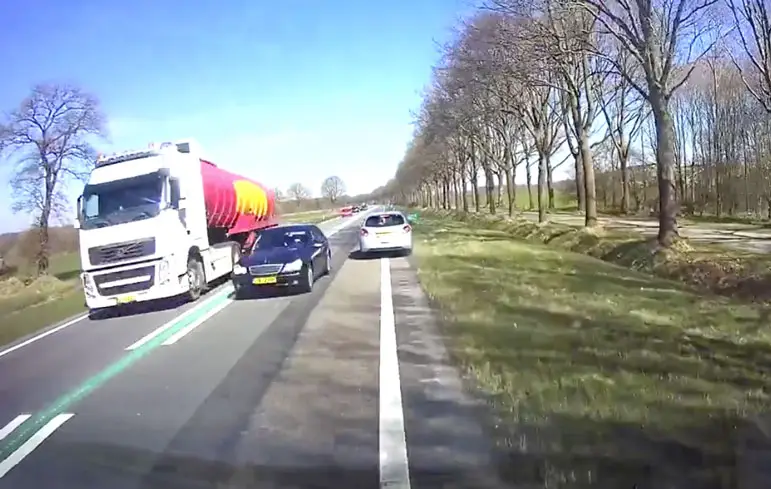 Onbezonnen inhalen op de N48 ziet er zo uit