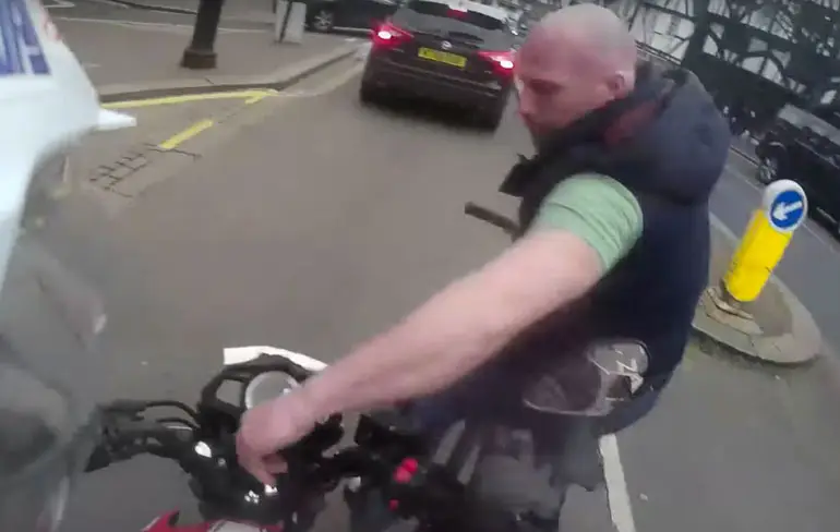 Stoere gast veranderd in no time in zielig vogeltje