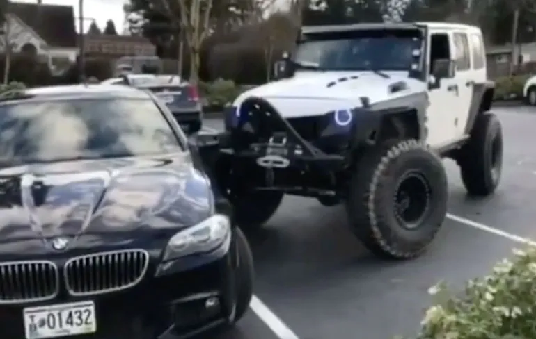 Jeep helpt BMW netjes parkeren