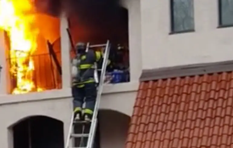Brandweermannen redden oude baas uit benarde positie