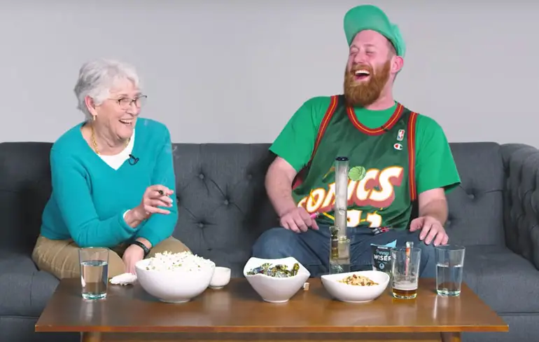 Andrew rookt weed met zijn oma
