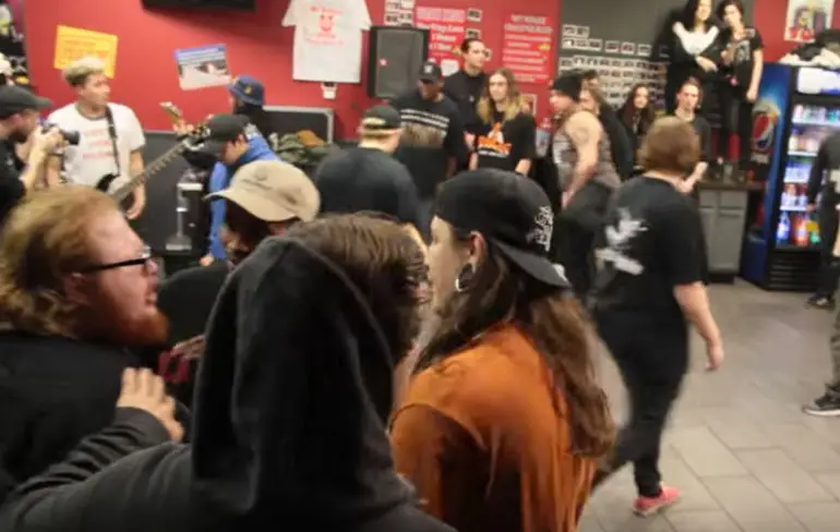 Cluck U Chicken ook ideaal als plek voor een moshpit