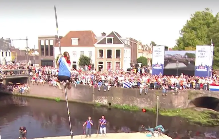 Fierljeppen is internationale internet hit