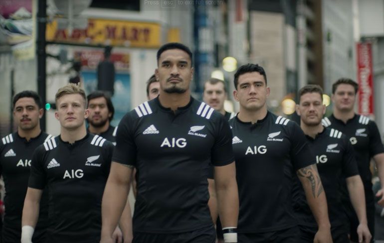 Rugbyteam All Blacks gaat even lekker los in nieuwe reclame Japanse verzekeringsmaatschappij