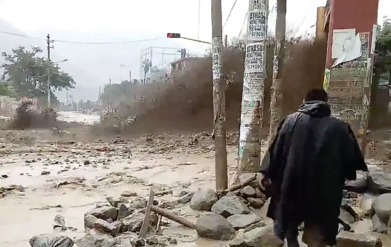 Rivier aan ellende neemt straten over in Peru