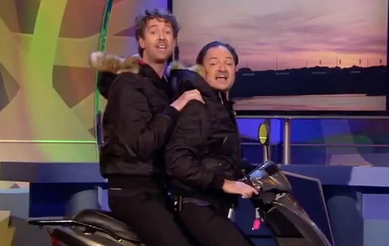 Geniaal nummertje van De Kwis getiteld Samen op de scooter!