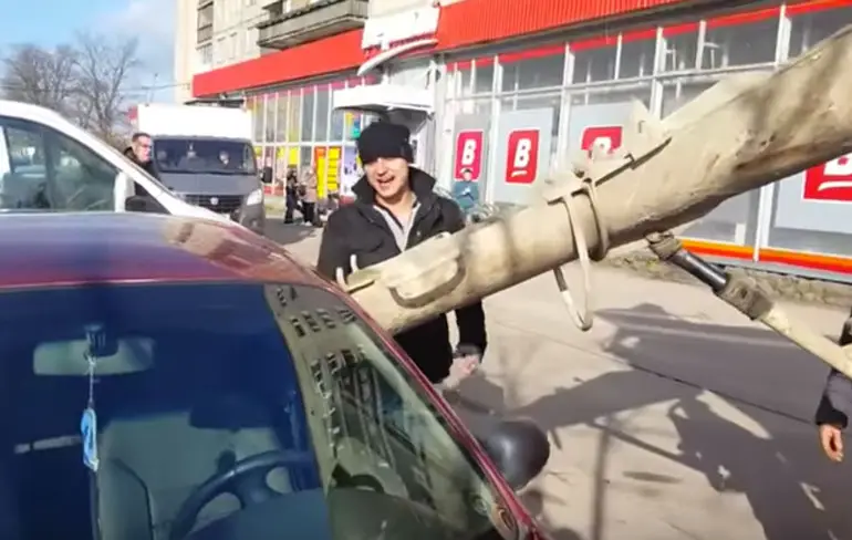 Dimitri neemt wraak op zijn vrouw