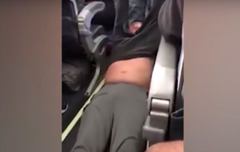 Dokter uit kist getrokken omdat United Airlines overboekt