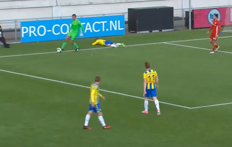 Almere City keeper Chiel Kramer was er even niet bij met zijn paasei