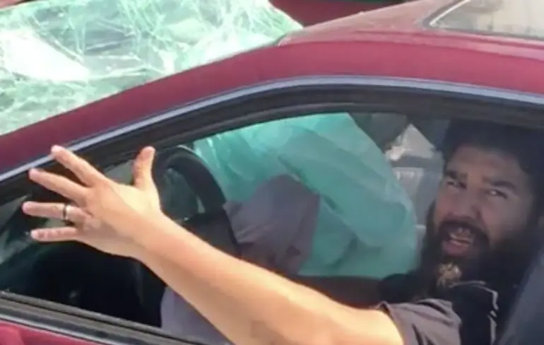 Als je auto na een aanrijding een beetje vast zit aan een vrachtwagentrailer
