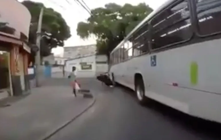 Motorrijder komt wel heel goed weg na aanrijding met bus