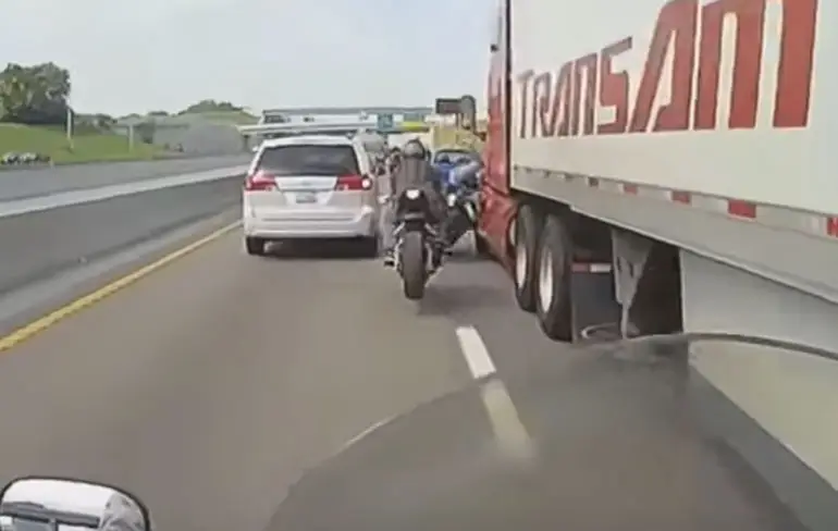 Koppel op motor komt heel erg goed weg na aanrijding met vrachtwagen