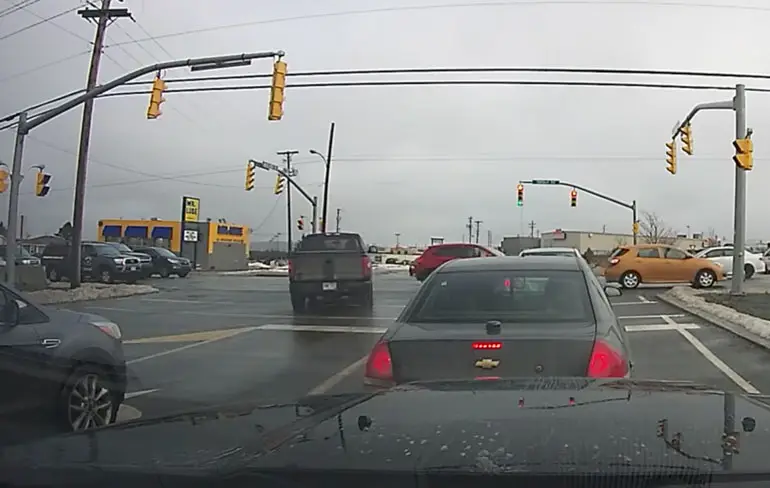 Instant karma voor ongeduldige pick-up rijder