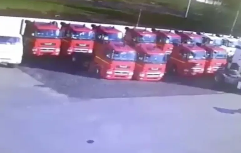 CCTV laat zien hoe je twee trucks kwijt kan raken