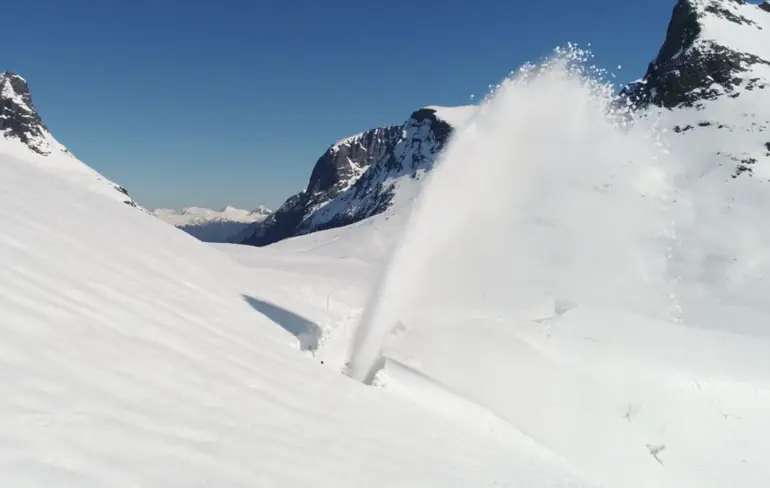 Sneeuwporno: Trollstigen sneeuwvrij maken op Noorse wijze
