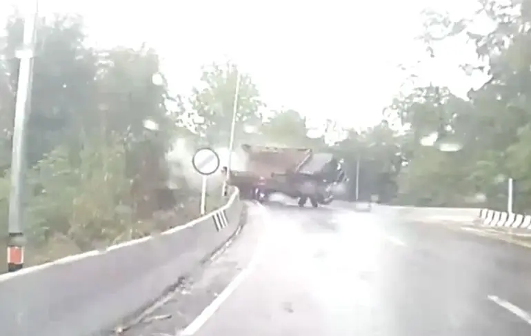 Thaise Motormuis kan mega crash met gekantelde vrachtwagen na vertellen