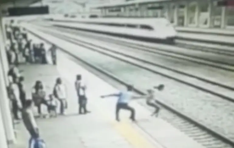 Spoorwegmedewerker redt vrouw die voor bullet train wil springen